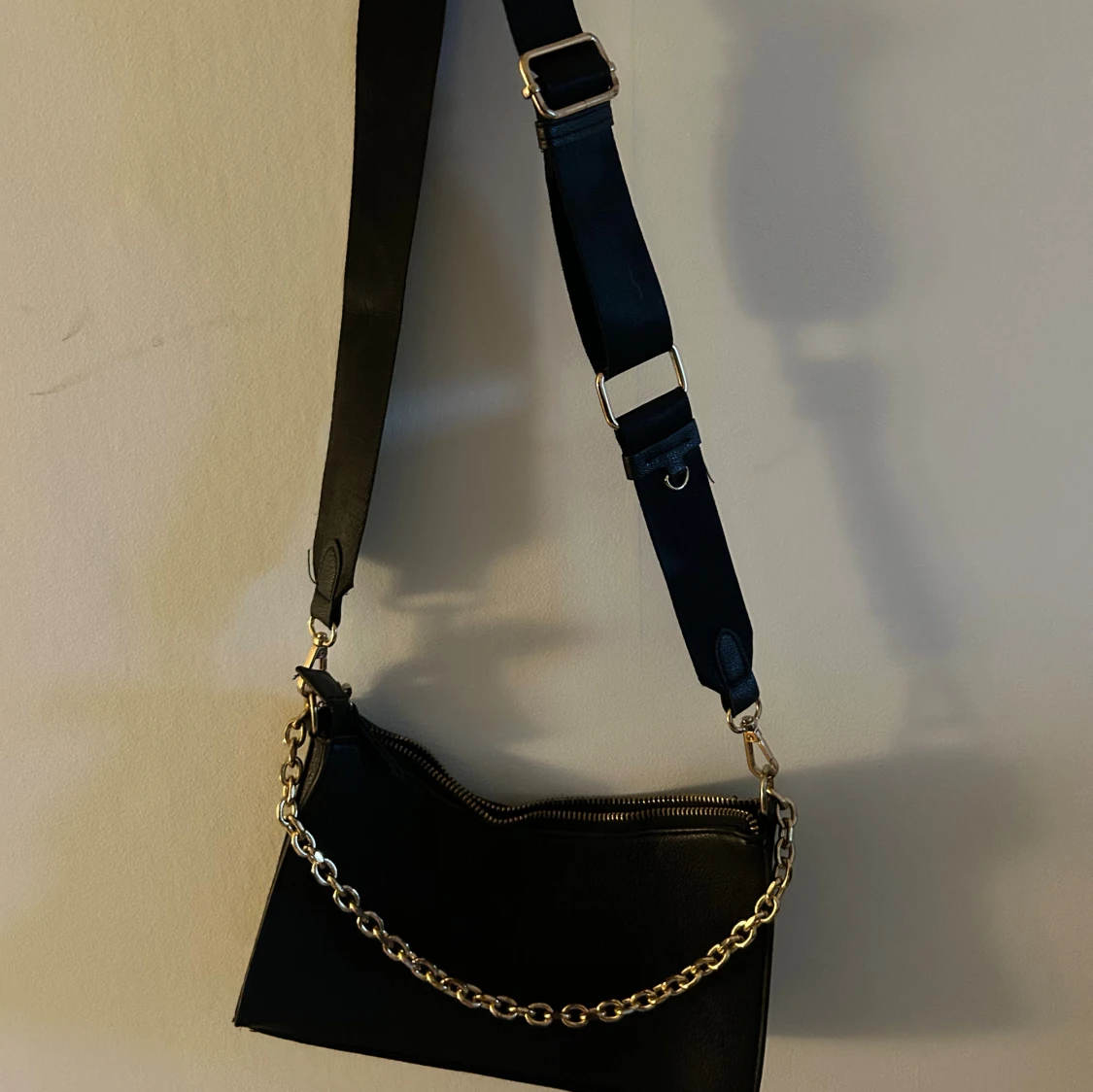 Svart axelväska med guldkedja