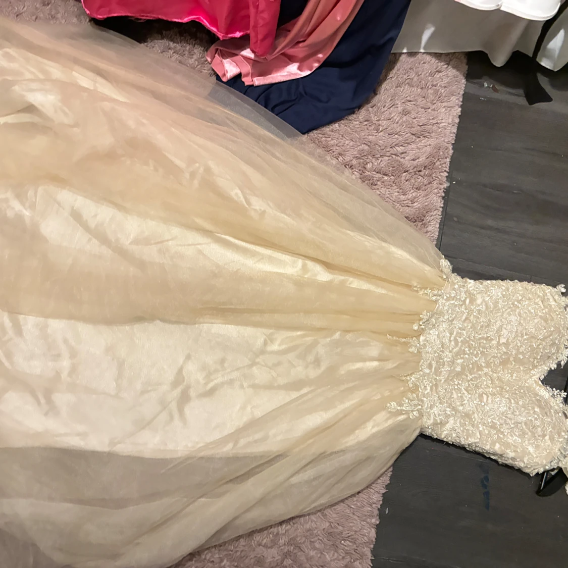 Champagnefärgad långklänning med spets - 2