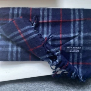 Burberry halsduk - Blå burberry halsduk | skick 8/10 | Kom med frågor om du har några!