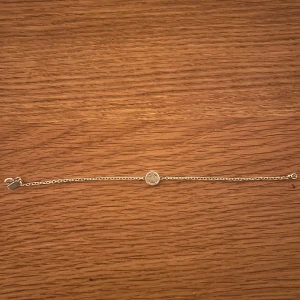 Snyggt silverarmband från Maria Nilsdotter - Minimalistiskt armband från Maria Nilsdotter. Tunn kedja med en smiley. Perfekt för dig som gillar stilrena och enkla smycken. Nypris ca 1000 kr. Frakt betalar köparens. Ca 17 cm.