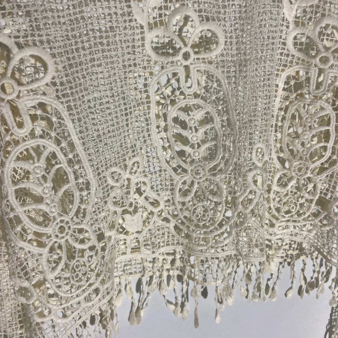 Cremvit spetsig croppad blus med fransar - 4