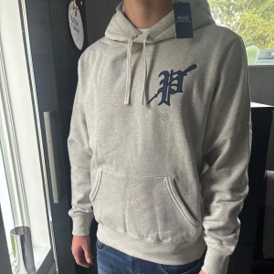 Polo Ralph Lauren hoodie - Säljer denna grå Ralph Lauren hoodie | Skick 10/10 (Helt ny) | Storlek M (grabben på bilden är 180) | Nypris 2300 | Hör av dig vid minsta fundering eller fråga ✅🙌