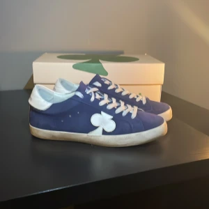 Blå sneakers från The Gallerist - Tja, säljer nu dessa dojor från The Gallerist. Skorna har inga tydliga defekter och är i väldigt bra skick. Skobox osv tillkommer! Hojta till om det dyker upp någon fråga!