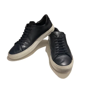 Arigato sneakers - Riktigt schyssta sneakers från arigato i fräsch svart blank läder. | skick 7,5/10 | pris 699kr | ej hugget i sten vid snabb affär.