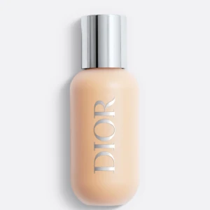 Dior Backstage Face & Body Foundation 1N - Dior Backstage Face & Body Foundation i nyansen 1N. En flytande foundation med naturlig finish som passar både ansikte och kropp. Kommer i en stilren beige plastflaska med silverlock och stor logga. Förpackningen är 50 ml och ger en lätt till byggbar täckning.