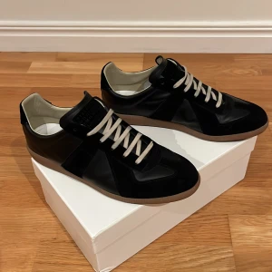 Maison margiela skor - Svarta Maison margiela skor använda ett fåtal gånger i storleken 44. Dessa skor är eftertraktade och därför gäller först till kvarn. Nypris: 6600kr. Vårt pris: 4799kr. Modellen är 190cm och väger 81kg. Hör av er vid frågor/fler bilder!