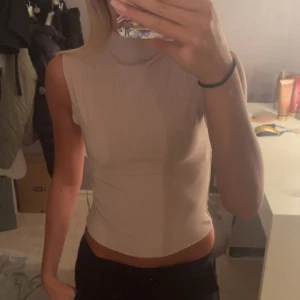 hm topp - säljer denna snygga topp från hm, använd 1 gång. nyskick!!