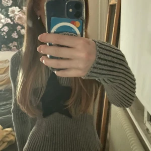 Stickad grå stjärn topp, minga - Använd ca 3ggr men ser ny ut, sitter SUPER skönt & perfekt till hösten 💞 Skriv för frågor/fler bilder <3 pris kan diskuteras!!!