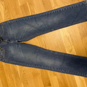 Filippa K-jeans  - Snygga blå jeansbyxor från Filippa K i modellen Niki Crop. Klassisk femficksdesign, medium wash och raka ben. Jeansen har normal passform.