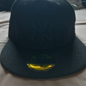 Svart New era keps! - Säljer en svart New Era 59FIFTY keps med en svart logga🔥. Snygg och stilren modell som passar dig som gillar streetwear och sportig look. Mvh dinstil14 