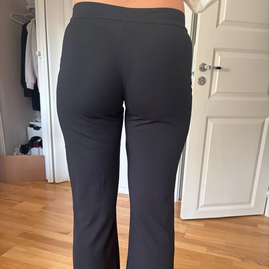 Svarta bootcut kostymbyxor med hög midja - 1