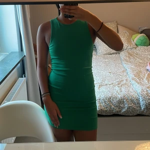 grön kort zara klänning  - tajt och kort zara klänning. helt oanvänt. skönt och mjukt material. dubbeltyg vid brösten.