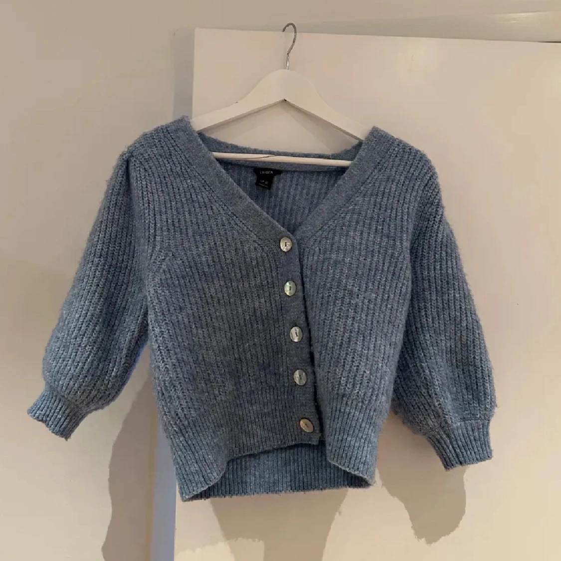 Ljusblå stickad kofta med knappar - 2