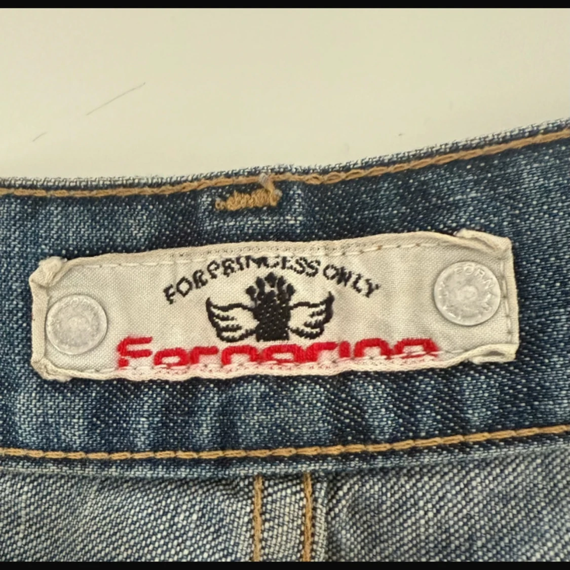 Blå jeans från Fornarina med råa kanter - 3