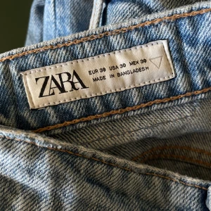 Ljusblå jeans från ZARA, rak modell - Säljer ett par ljusblå jeans från ZARA i klassisk rak modell. Skitsnygga på och i riktigt bra skick. Säljes åt min pojkväns lillebror då han har växt ur dom. Passar någon som är ca 185 cm lång❣️❣️