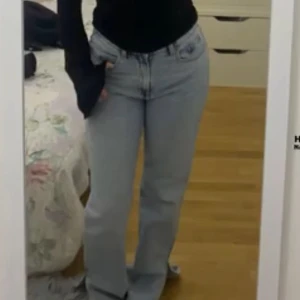 Ljusblå raka jeans från H&M, strl 38 - Säljer ett par ljusblå jeans från H&M i storlek 38. Jeansen har rak passform med klassiska fem fickor och normal midja. Tillverkade i jeansmaterial och perfekta för en avslappnad stil. Snygga att matcha med både sneakers och boots.