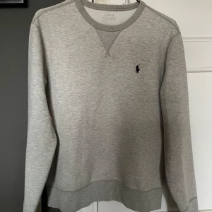 Ralph Lauren Polo tröja - Hej. Köpte denna tröja precis men den är tyvärr för stor för mig. Endast testad. Så den är helt ny och i toppkvalite! Så om du vill ha en ny tröja för billigt pris har du hittat rätt! Nypriset är 1200kr. Skriv gärna om ni har frågor!
