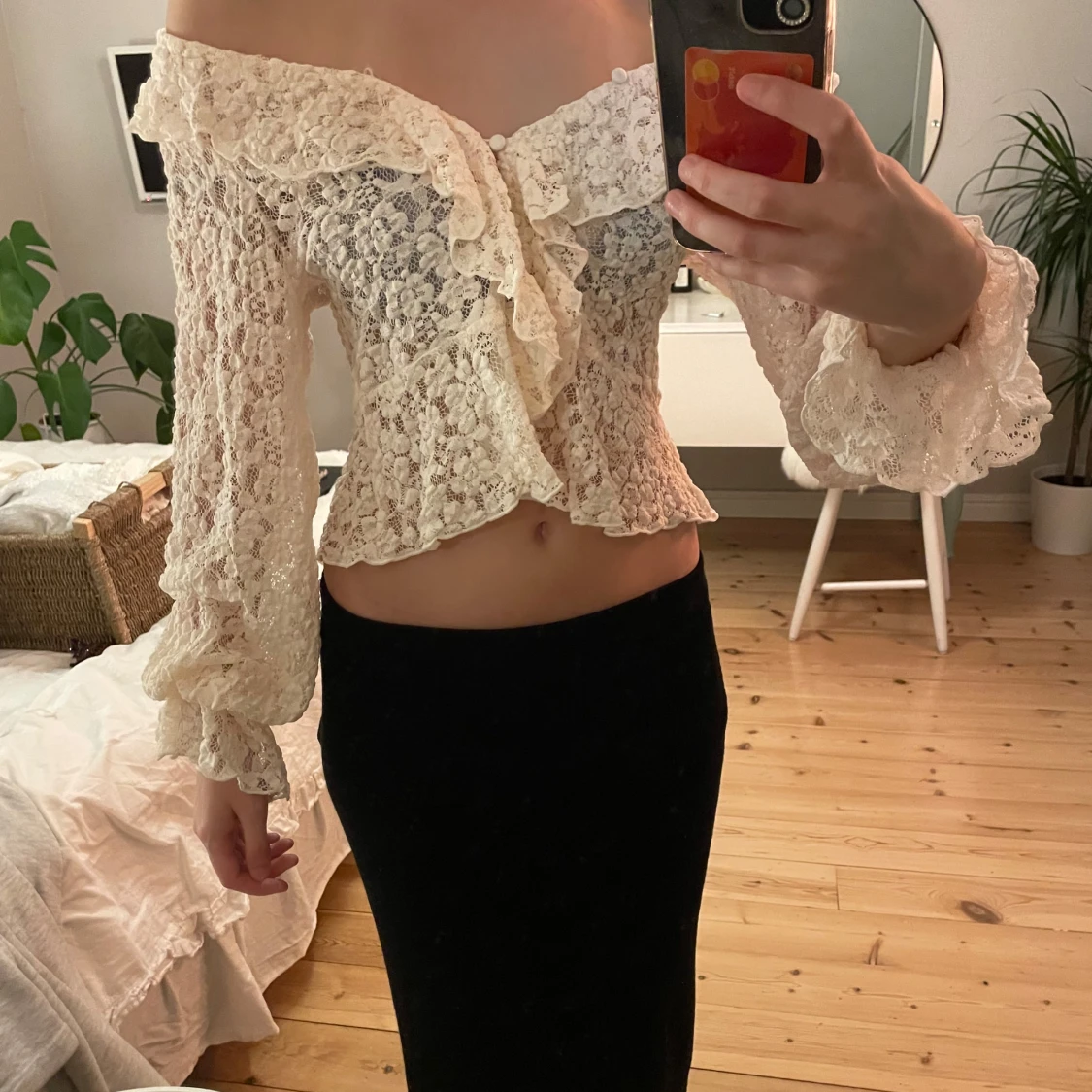 Offshoulder spetsblus med volang - 1