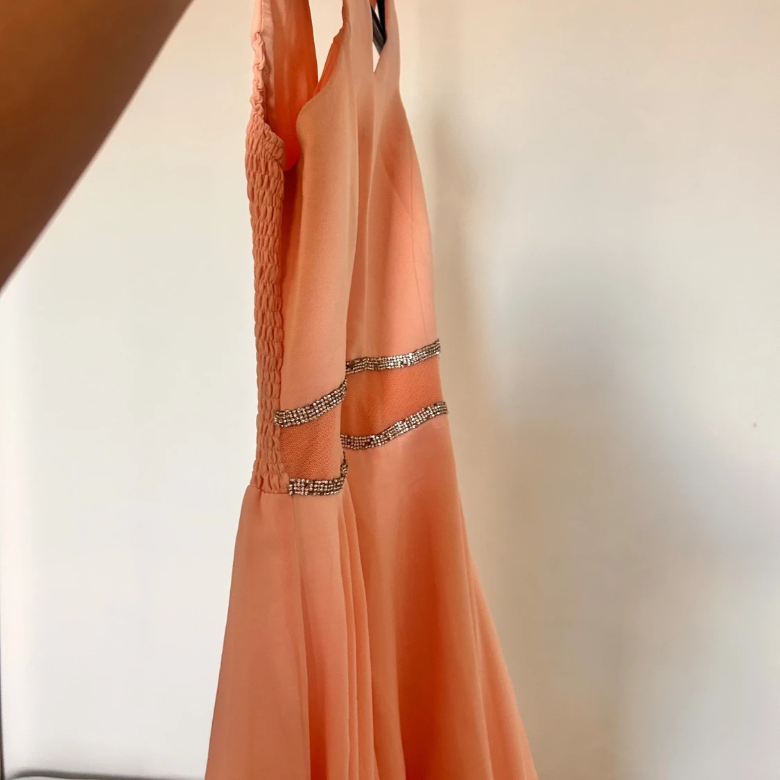 Ljusrosa klänning med glittriga detaljer - 1