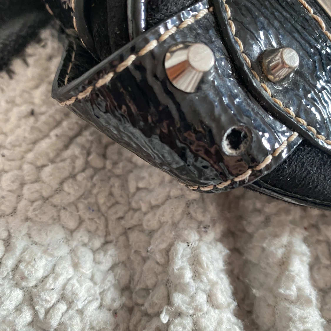 Svart vintage Guess väska med nitar - 3