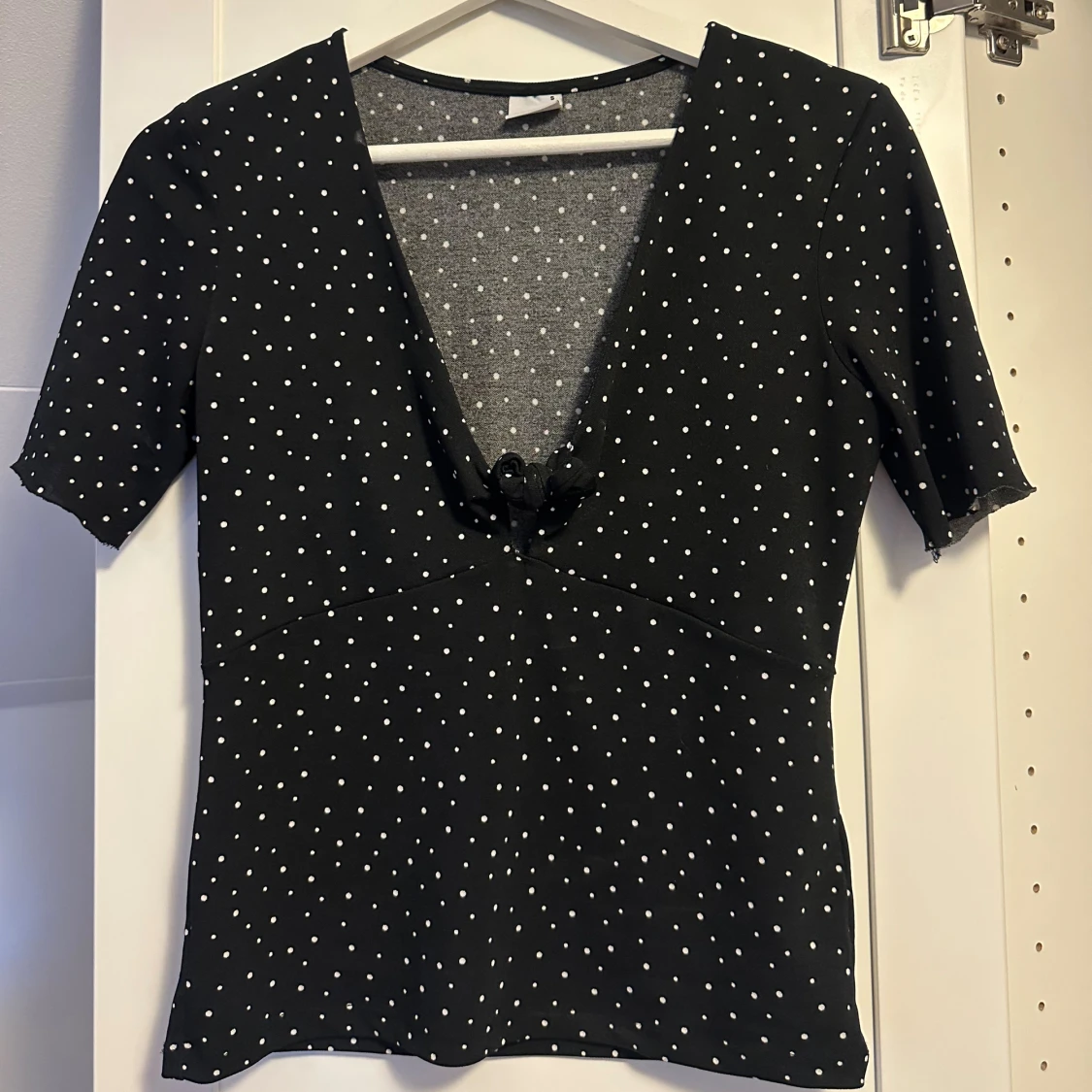 Svart prickig topp från Gina Tricot