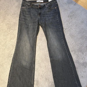 Mörkgrå bootcut jeans från Bershka - Snygga mörkgrå jeans från Berska! Vida i benen och low waist.