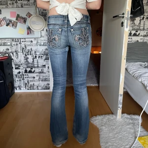 Miss me jeans - Säljer min snygga miss me jeans med skosnöre så man kan justera midjan innerbens längd - 81cm yttre längd - 103cm midje mått - 36cm skriv vid frågor❤️