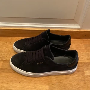 Svarta Clean 90 - Axel Arigato - Svarta Clean 90 från Axel Arigato i storlek 42. Skorna är knappt använda och därmed är de i bra skick. Nypris: 2499kr Mitt pris: 1250kr