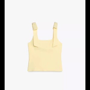 Ljus gul linnetopp med breda axelband - Superfin ljusgul linnetopp med breda axelband och fyrkantig ringning. Köpte för 329, använd endast 2 gånger. Storlek S