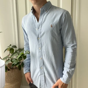 Ralph Lauren skjorta M slim fit  - Ralph Lauren skjorta M slim fit ljusblå, inga defekter. Modellen är 180,75 kg. Kom med frågor 🫶