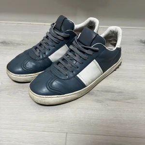 Valentino Flycrew Skin  - Tja! Säljer nu mina riktigt feta Valentino Flycrew skor i skon i storlek 41,5 och i färgen blå, dem är i bra skick 5 taggar saknas de är de ända annars är dem i bra skick, skriv om ni har några frågor eller funderingar🙌🙌