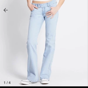 Ljusblå bootcut jeans - Snygga ljusblå jeans med bootcut passform, från lager. Andvända men fint skick 💞