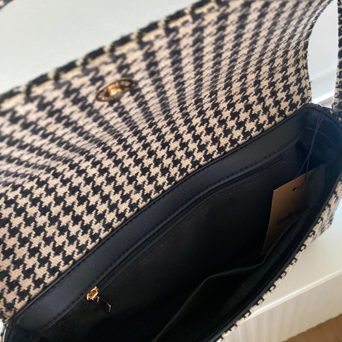 Rutig väska i svart och beige - 2