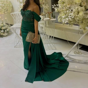 Festklänning - Säljer min fina festklänning. Mycket bra material och otroligt fina detaljer. Köptes för 4 500 kr och använd endast två gånger.