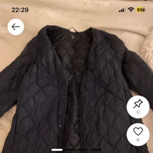 Svart quiltad jacka från Uniqlo XS - Quiltad svart jacka från Uniqlo i storlek XS.  Jackan är lätt vadderad, har tryckknappar framtill och stora fickor. Perfekt för kyliga dagar och har en clean, minimalistisk look. Materialet är syntet och jackan har lång ärm. Mörkblå originalpris 800, pris kan diskuteras 