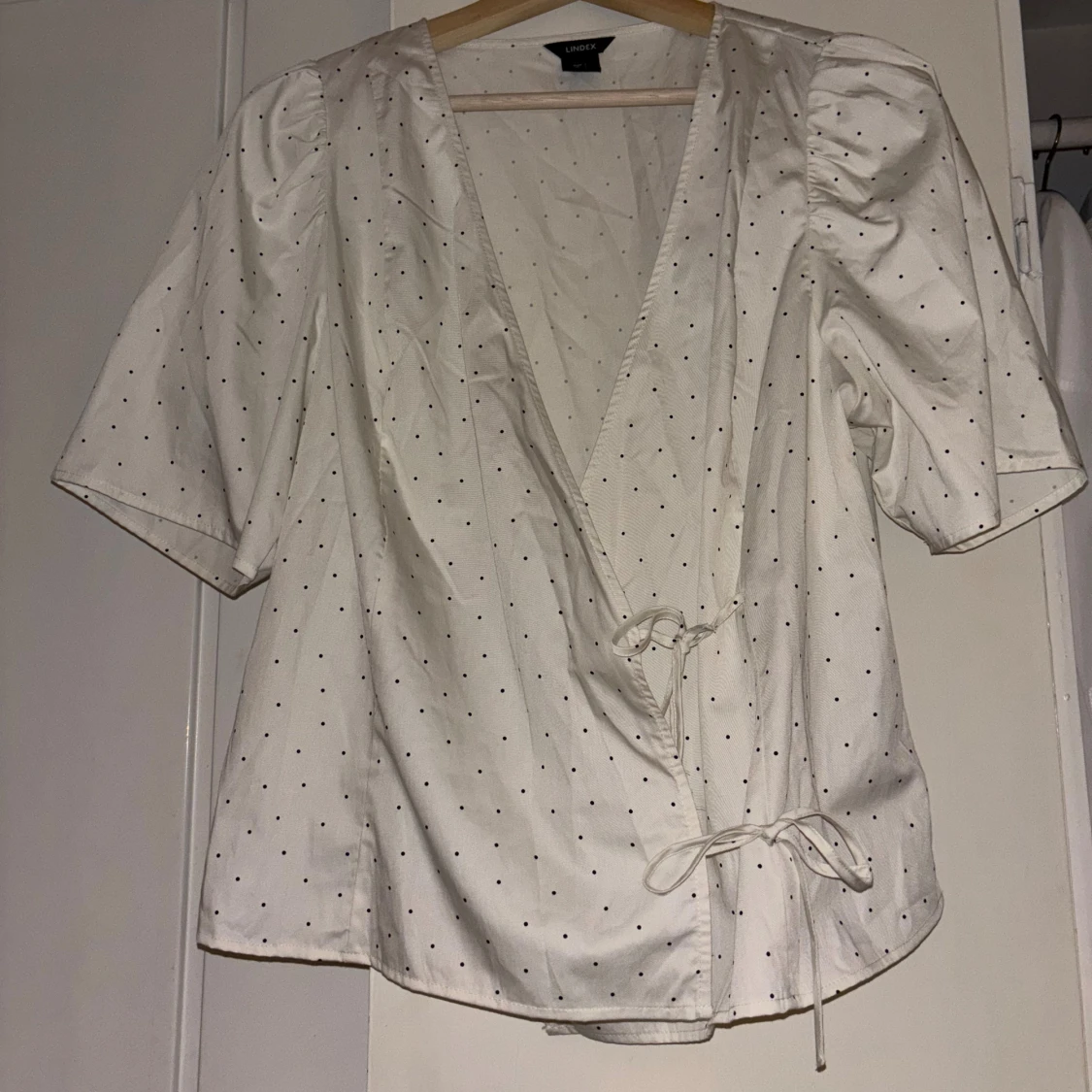 Vit omlottblus med prickigt mönster - 4