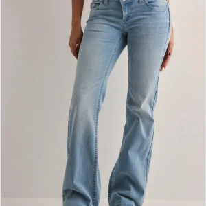 Ljusblå bootcut jeans - Säljer blåa bootcut jeans från Nelly, knappt använda