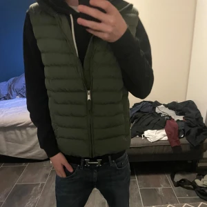 Dressmann Väst - Säljs då jag aldrig använt den för haft andra jackor, använd max 1 gång inga defekter. Kan nog nästan säga de nyskick. Storlek S