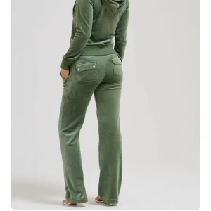 Gröna mjukisbyxor i velour - Snygga gröna mjukisbyxor från juciy coutore. Byxorna är raka i bena och saknar snöret i midjan därför billigt pris ❤️