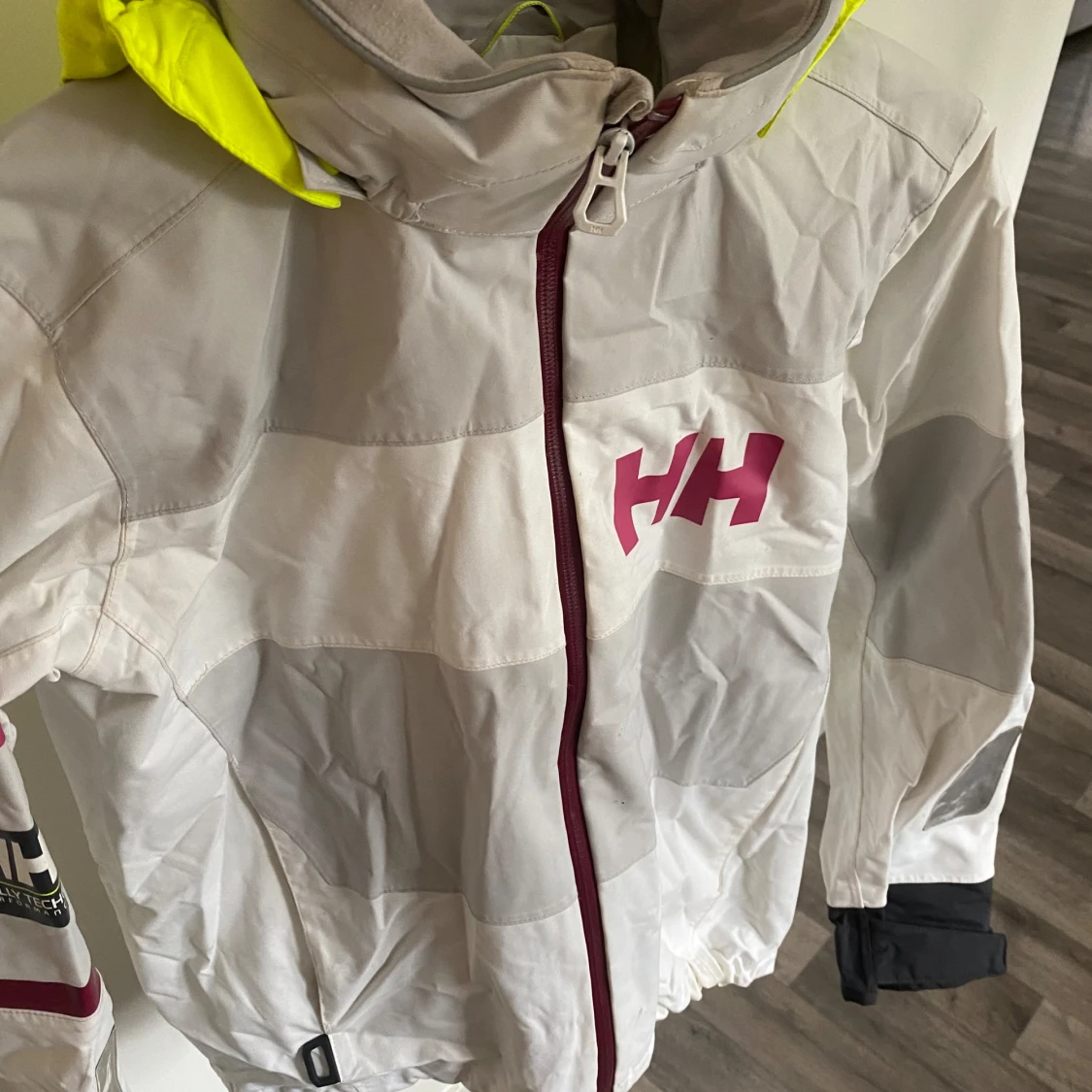 Vit vindjacka Helly Hansen med huva - 1