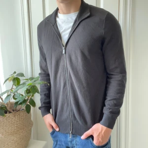 Massim dutti full zip M  - Massim dutti full zip M, olivgrön. Sjukt skön. Modellen är 180,75 kg. Kom med frågor 🫶