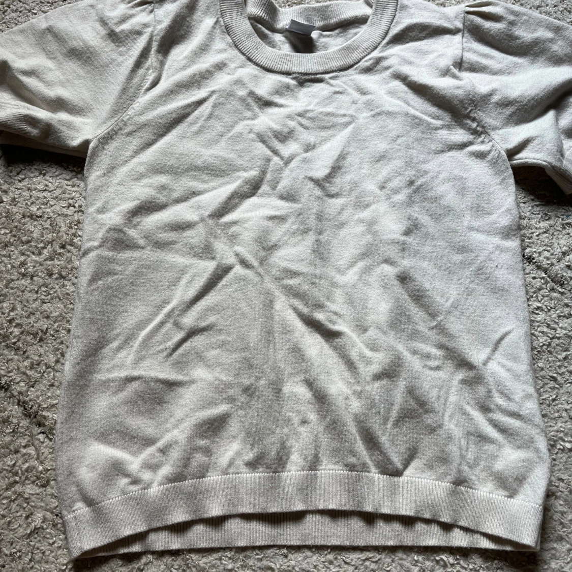 Vit tröja med puffärms från Lindex