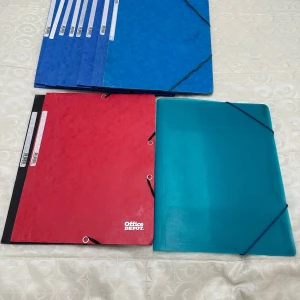 Office Depot Dokumentmappar - Snygga och praktiska dokumentmappar i blått, rött och turkost – perfekta för att organisera dina skolpapper, anteckningar eller projekt. Passar dig som vill ha ordning och stil på skrivbordet, oavsett om du pluggar eller jobbar. Säljer allt (11st) flr 55
