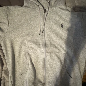 Ralph Lauren dress - Snygga grå mjukisbyxor från Polo Ralph Lauren med klassisk broderad logga på benet. Byxorna har dragsko i midjan och är gjorda i mjuk bomullsblandning för maximal komfort. Perfekta för chill dagar eller när du vill ha en avslappnad look.
