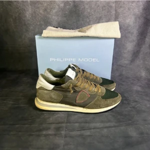 Philippe model strl 44 - Ett par schyssta Philippe models som inte ser så använda ut förutom på undersidan. Hjälp en broder och köp de så jag kan köpa FC26 🤝🏼🙏🏼Lådan och påsen hänger med också!