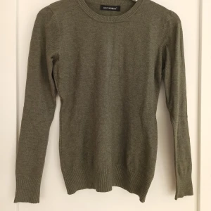 Olivgrön stickad tröja - En olivgrön stickad tröja från Just Woman i storlek S🌟 Köpt i Italien. Utmärkt skick utan defekter och mycket lätt att styla! Perfekt färg nu under hösten och materialet är mjukt och behagligt💕