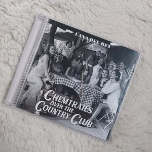 Lana Del Rey - Chemtrails Over The Country Club CD - Lana Del Reys album 'Chemtrails Over The Country Club' CD. Väldigt sparsamt användt, i princip nyskick!