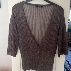 Glittrig top - Brun topp med glitter. Supersnygg och aldrig använd så den tyvärr är för stor för mig. Storlek M. 🤎✨