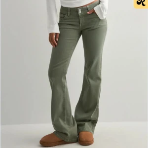Olivgröna bootcut jeans Nelly  - Snygga olivgröna jeans från Nelly!💗 Priset går att diskutera!