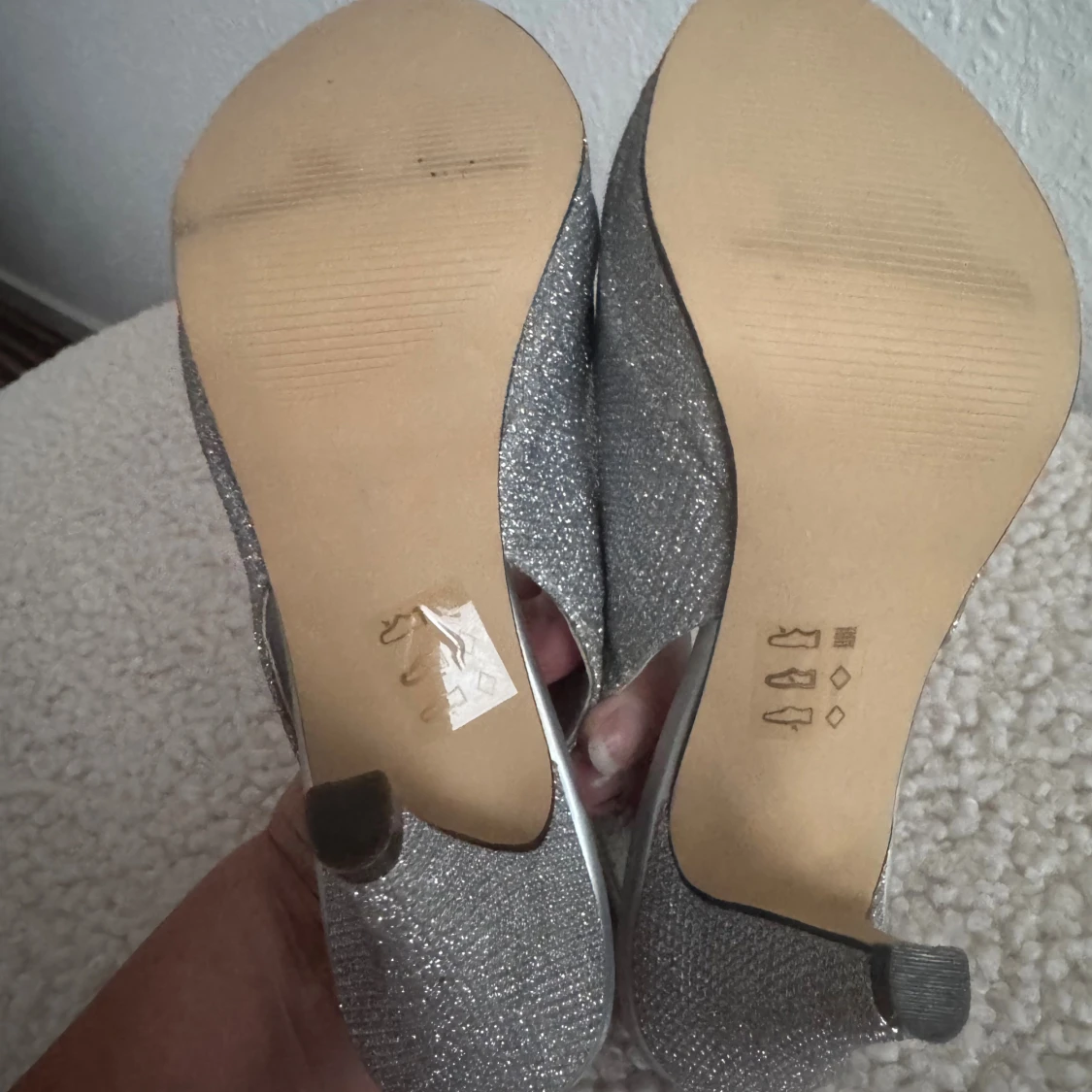  Nya. Glittriga silverfärgade pumps strl 36 - 2